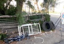 Cetraro, Pneumatici abbandonati nella piazza Della solidarietà