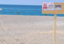 Il comune di Praia a mare e quei cartelli sulla spiaggia