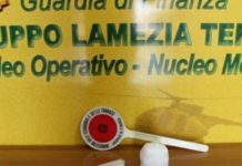 TRADITO DAL NERVOSISMO, IN AUTO CON 300 GRAMMI DI COCAINA