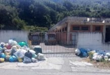 Cetraro, i cittadini protestano davanti l’isola ecologica