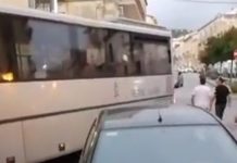 San Lucido, autobus bloccato in piazza, Traffico in Tilt