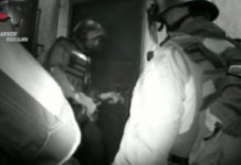 Accoltella una persona e si barrica in casa, disposto Tso