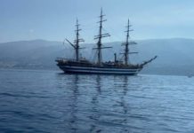 L’Amerigo Vespucci nelle acque prospicenti San Lucido e Paola