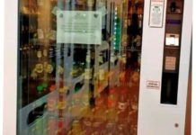la Polizia sequestra un distributore automatico che erogava alcolici e bevande dopo la mezzanotte