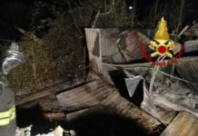 In fiamme deposito nel Cosentino, intossicato operaio
