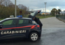 Trovato in possesso di droga, tenta di corrompere i Carabinieri