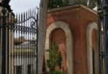 Tombe svuotate e cadaveri distrutti nel cimitero, 3 arresti