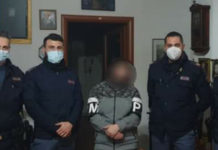 Vagava disperata sotto la pioggia: Soccorsa e salvata dalla Polizia