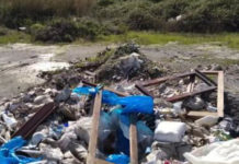 UNA STRADA DI RIFIUTI A POCHI METRI DAL FIUME LAO