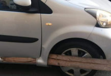 Belvedere, asse in legno perfora una macchina. Infuocano le polemiche sul palazzo in costruzione in piazza Marina