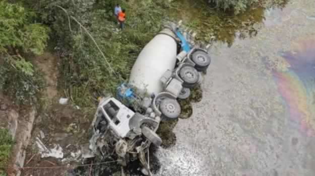 Betoniera-precipita-dal-Ponte-Predosa-in-Piemonte