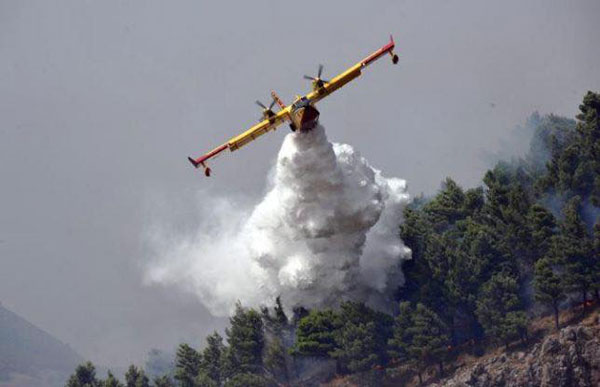 Canadair-_vigili-del-fuoco_05c6a
