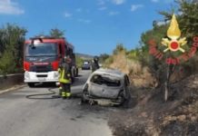 Tragedia a Melissa. Auto impatta contro un muretto e prende fuoco: muore una donna