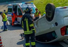 AUTO SI RIBALTA SULL’A2