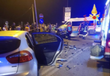 Violento scontro frontale tra auto, due morti e un ferito grave