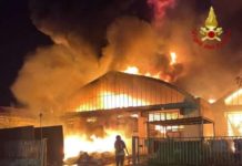 Incendio un un capannone: Un morto