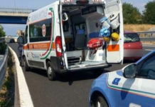 La Polizia soccorre un giovane in difficoltà sulla A2