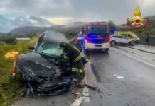 Scontro frontale tra due auto sulla Sp 283: 4 feriti