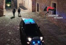 Picchia e minaccia ex moglie e le incendia l’auto, arrestato 52enne