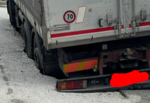 Paola, cede l’asfalto. Camion sprofonda
