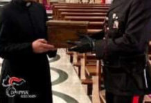 Finge di essere un fedele e ruba le offerte della Chiesa