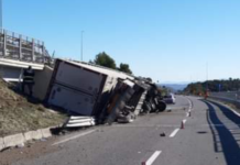 Mezzo pesante si ribalta allo svincolo autostradale. Accade in Provincia di Cosenza