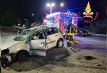Auto contro guardrail, ferito conducente