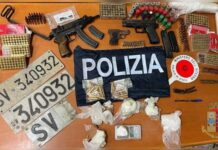 Blitz della Polizia. In una vettura 300 gr di Cocaina e mitraglietta tipo ‘Skorpion’.
