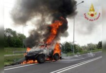Tirreno Cosentino:::Auto in fiamme sulla Strada Statale 18