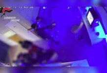 perde alla slot ed esplode colpi di arma da fuoco in sala