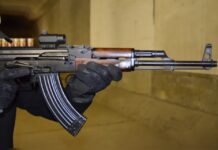 Spara con un kalashnikov contro casa della moglie, arrestato