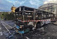 Gravissima intimidazione a Diamante:::in fiamme autobus Preite -FOTO-