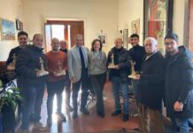 San Lucido:::sindaco e giunta premiano gli artisti protagonisti de ‘La Via dei Presepi’