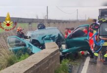 Auto contro muretto di cemento:::Vigili del fuoco estraggono due feriti dalle lamiere