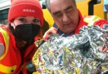 Rompe le acque e partorisce in ambulanza a Paola: lieto fine per mamma e neonata