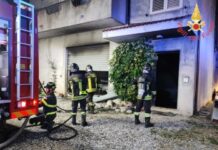 A fuoco auto nel garage il fumo invade la casa:::salvati due anziani