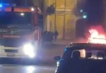 Tirreno Cosentino. Ennesimo episodio. Auto in fiamme in pieno centro