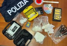 In casa con oltre due chili di cocaina, una pistola. In manette anche una donna