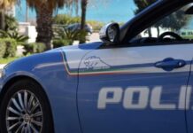 Minaccia i passanti con una bottiglia rotta. Attimi di grande paura