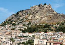 Amantea. Gli studenti di terza media in visita alle “Case Sciullate”.