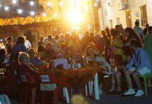 Paola. Una serata in allegria. Il centro storico è in festa