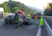 Incidente stradale in Provincia di Cosenza. Auto in fiamme