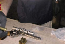 Nascondevano la droga in una stanza d’hotel e un’arma rubata in un peluche. Arrestati
