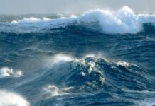 Tirreno Cosentino. Fidanzatini in balia delle onde. Sfidano il mare agitato