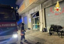 Negozio di alimentari in fiamme.