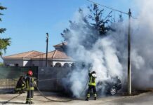 Auto contro un muro va in fiamme. Attimi di terrore nel cosentino