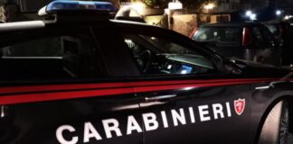 Spara ad un commerciante con una pistola ad aria compressa in pieno centro. Ricerche serrate dei carabinieri