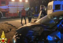 Incidente stradale. Coinvolta auto che trasportava bombole di gas medicinale