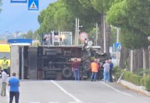 Tirreno Cosentino. Camion ribaltato sulla Strada Statale 18