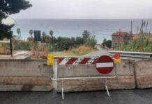 Acquappesa. Cadono due pali Telecom. Chiuso tratto di strada che collega a SS18